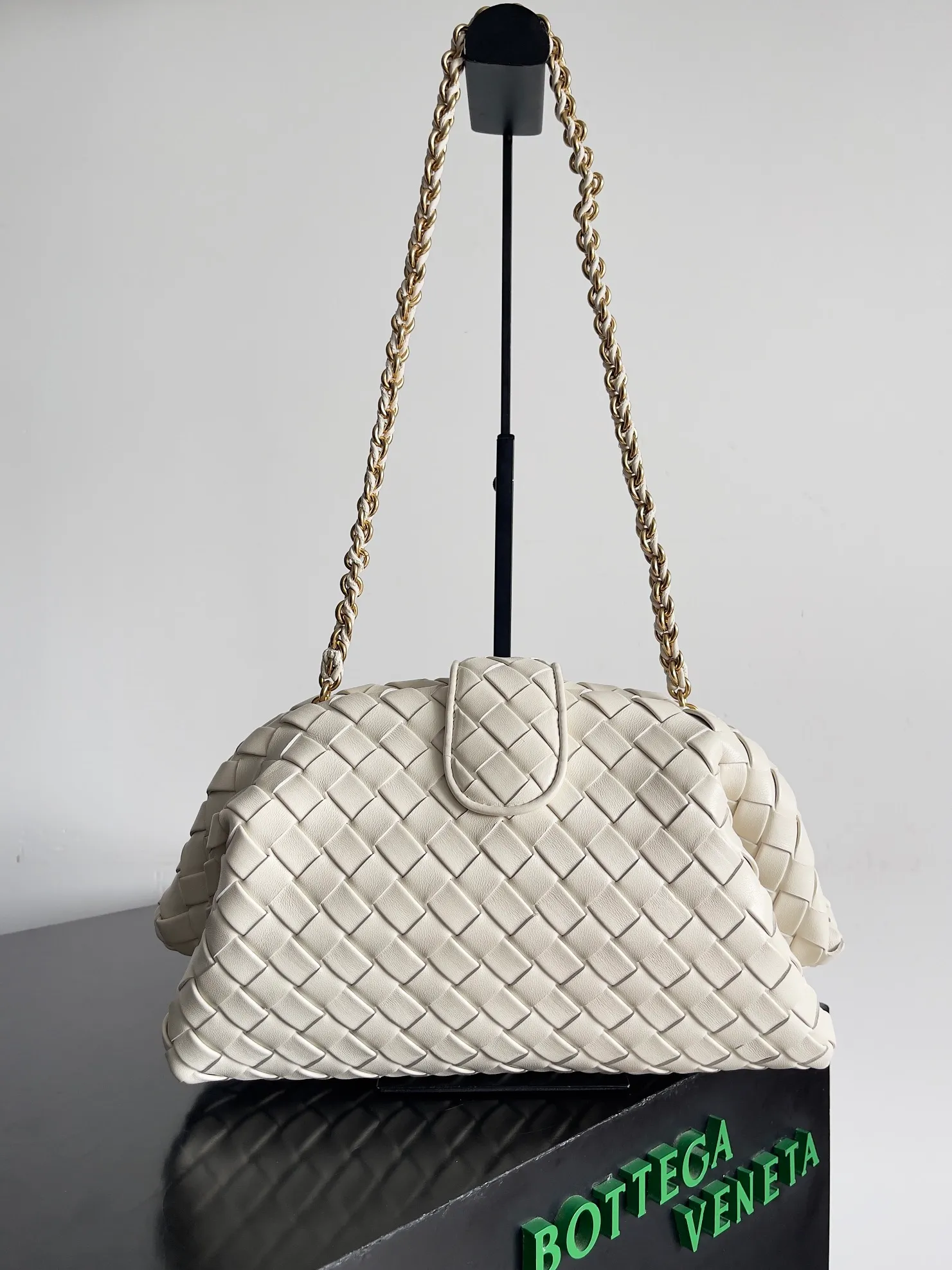 Batch 2260 BOTTEGA VENETA Lady's LAUREN CLUTCH Chain Clutch was inspired by 40 years ago. It is a perfect fusion of classic and modern bags. It is effortless and fashionable for any occasion and at any time. The newly added detachable metal chain allows people to have more ways to carry it. It is grand and elegant. Style No.: 785807 Size: 31.5*16.5*11cm